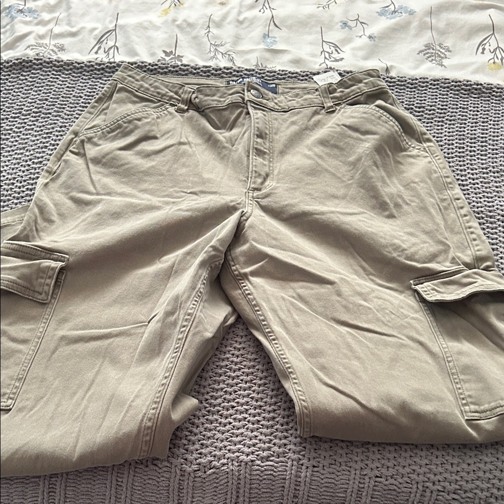 Hollister Men's Khaki Cargo Pants